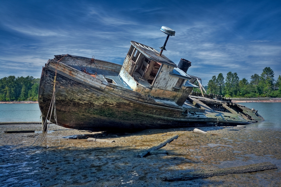 Relic Tug\n\nRiver Road, Richmond, British Columbia\n\n17 August, 2009