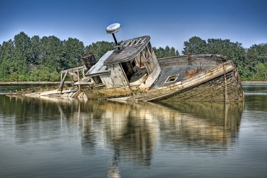 Relic Tug\n\nRiver Road, Richmond, British Columbia\n\n19 August, 2009